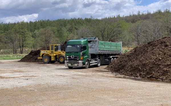 春の堆肥運び出し